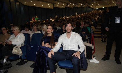 Ovo je lepa devojka Kana Džinovića: Dok Melina uživa sa milionerom, njen sin posvećen Sari