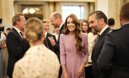 Svi pričaju o tome: Kejt Midlton jednim detaljem na haljini odala počast kraljici Elizabeti (FOTO)