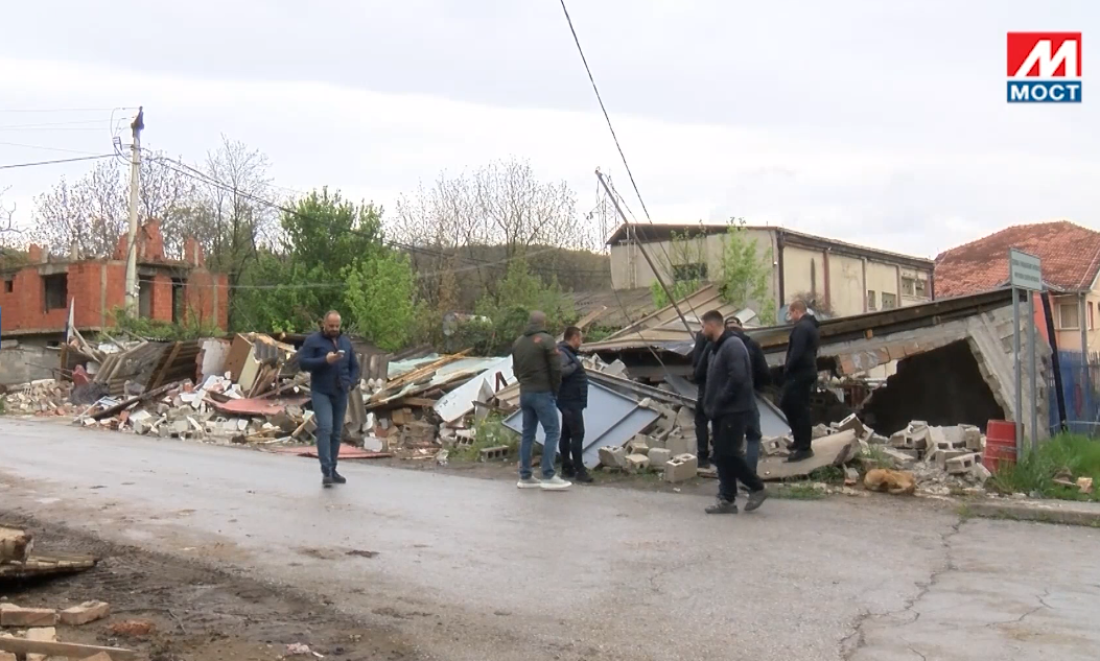 Policija lažne države upala jutros u Severnu Mitrovicu: Priština srušila garaže čiji su vlasnici Srbi!