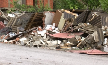 Policija lažne države upala jutros u Severnu Mitrovicu: Priština srušila garaže čiji su vlasnici Srbi!