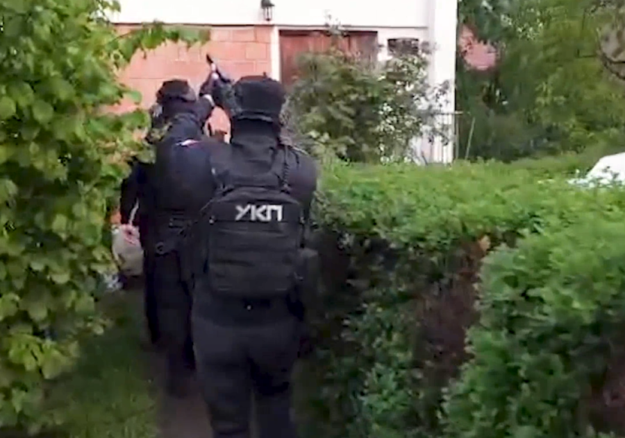 Uhapšen maloletnik (16) u Kragujevcu: Sumnjiči se da je bacio bombu na lokal! (VIDEO)