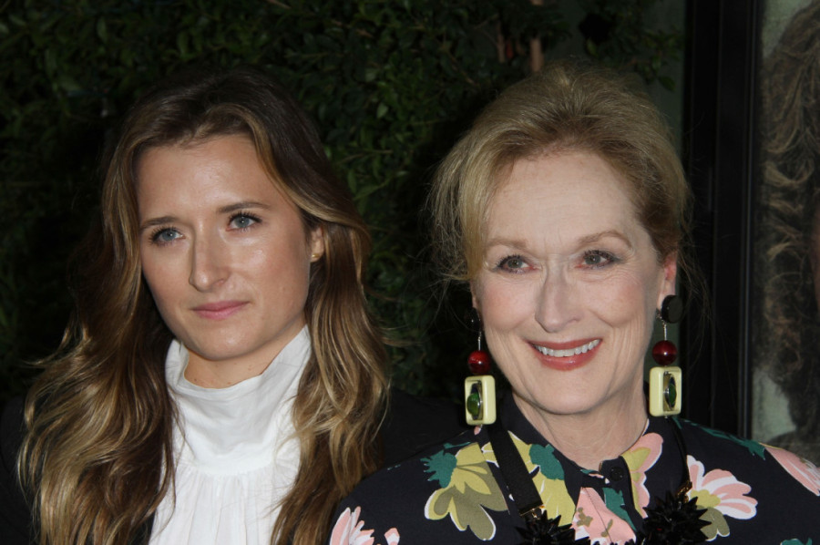 Na koga vam liči žena sa slike? Majka joj je filmska ikona, a ona je novom ulogom svima oduzela dah (FOTO/VIDEO)