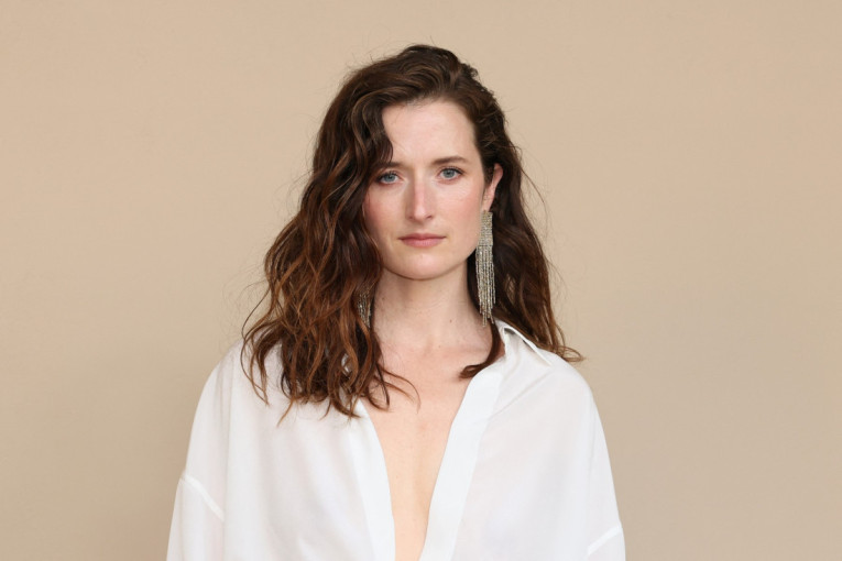 Na koga vam liči žena sa slike? Majka joj je filmska ikona, a ona je novom ulogom svima oduzela dah (FOTO/VIDEO)