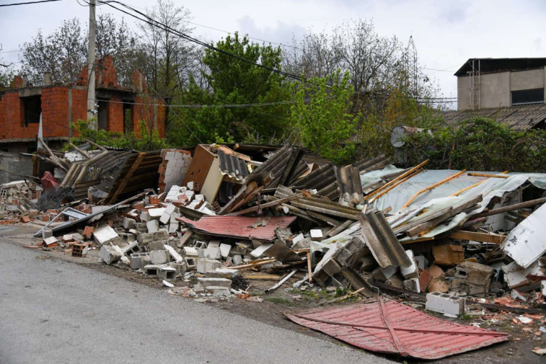 Policija lažne države upala jutros u Severnu Mitrovicu: Priština srušila garaže čiji su vlasnici Srbi!