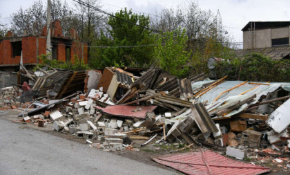 Policija lažne države upala jutros u Severnu Mitrovicu: Priština srušila garaže čiji su vlasnici Srbi!