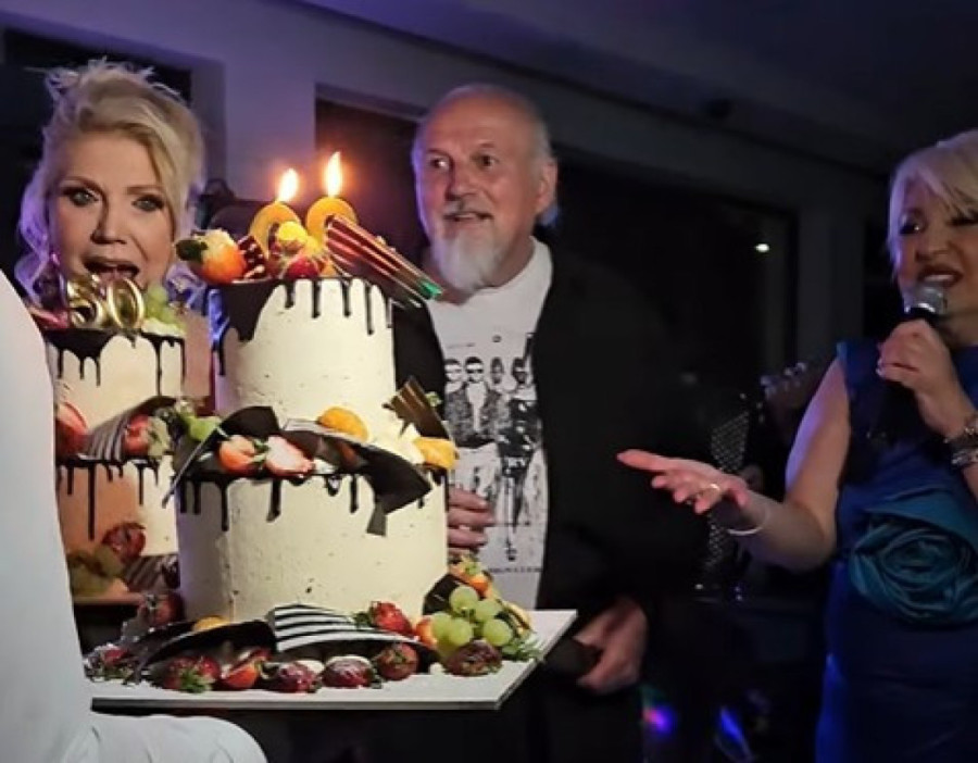 Suzana Mančić proslavila 50 godina karijere! Ova pesma ju je probila na scenu, a evo šta je sve radila još! (FOTO)
