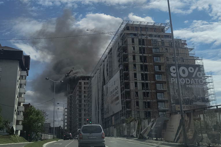 Prve slike iz grotla požara u "Victory garden": Sve u dimu, vatra na zadnjem spratu (FOTO/VIDEO)