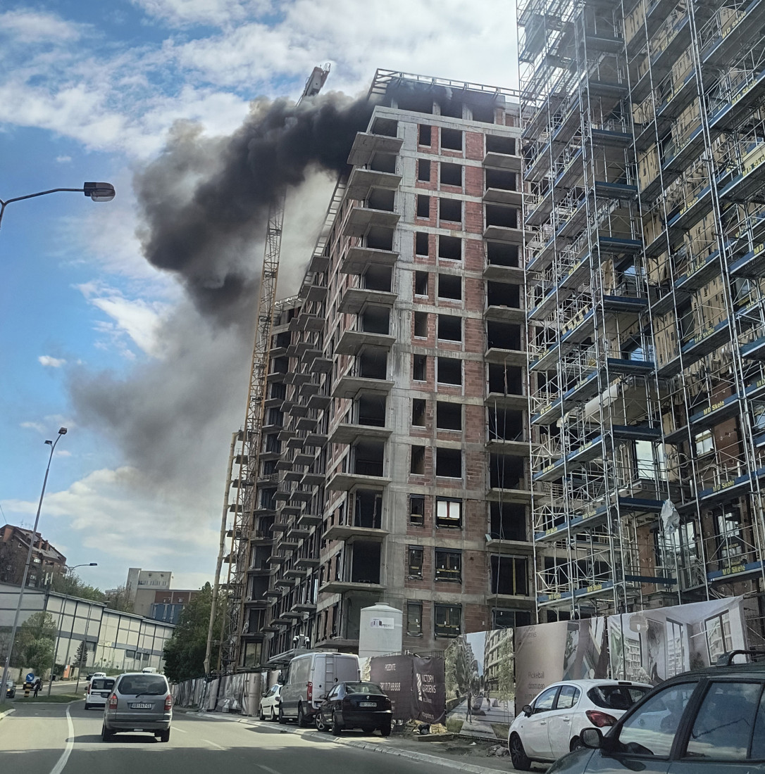 Prve slike iz grotla požara u "Victory garden": Sve u dimu, vatra na zadnjem spratu (FOTO/VIDEO)