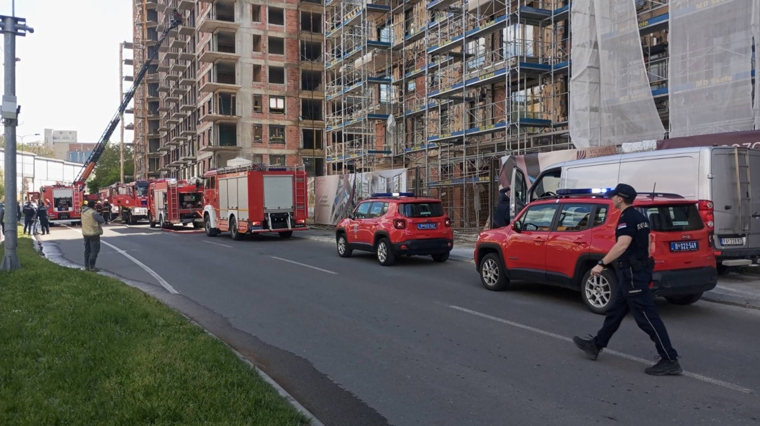 Prve slike iz grotla požara u "Victory garden": Sve u dimu, vatra na zadnjem spratu (FOTO/VIDEO)
