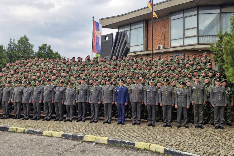 Ceo bataljon u novom stroju: Hiljadu vojnika dobilo stalni radni odnos