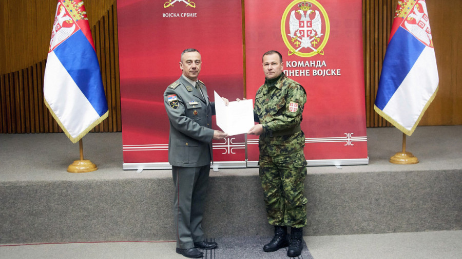 Ceo bataljon u novom stroju: Hiljadu vojnika dobilo stalni radni odnos