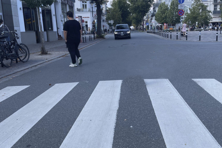 Ima 97 godina i seo je za volan! Na pešačkom prelazu udario ženu, policija odmah reagovala