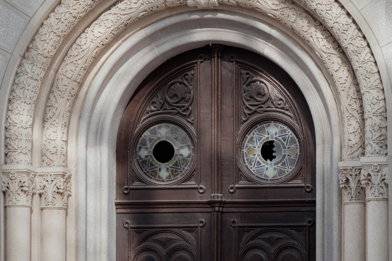 Povampireni ustaški vandalizam: U Zagrebu gađao crkvu stolicama, razbio vitraž star 100 godina! (FOTO)