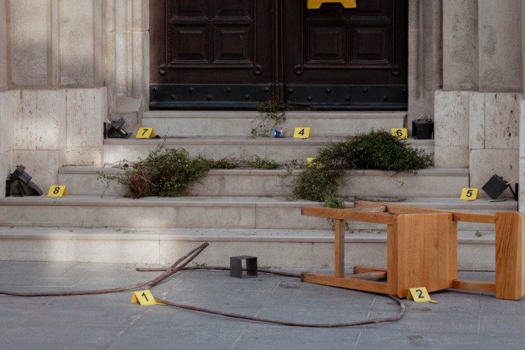 Povampireni ustaški vandalizam: U Zagrebu gađao crkvu stolicama, razbio vitraž star 100 godina! (FOTO)