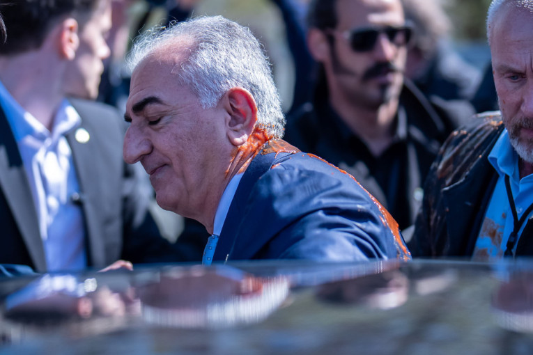 Sin bivšeg iranskog šaha napadnut u Berlinu: Reza Pahlavi zaliven sosom od paradajza (VIDEO/FOTO)