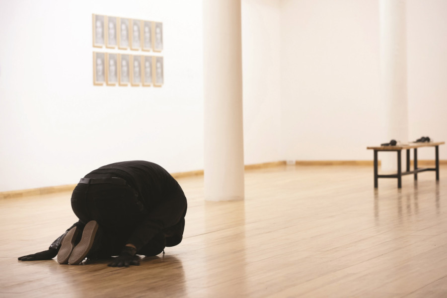 Prekinuta mladost, egzil i krik onih koji ovde nisu dočekali bolji život: Izložba "Less Sound(less)" Dragana Vojvodića