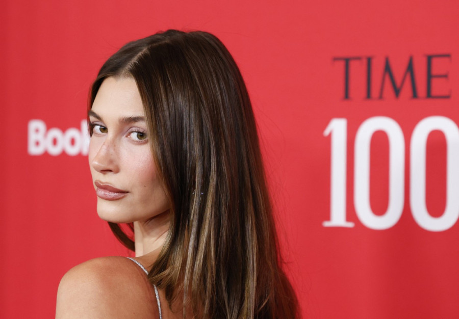 Kraljica modnih trendova ponovo dominira: Hejli Biber u lavanda haljini zasenila sve na gala večeri u Njujorku (FOTO)