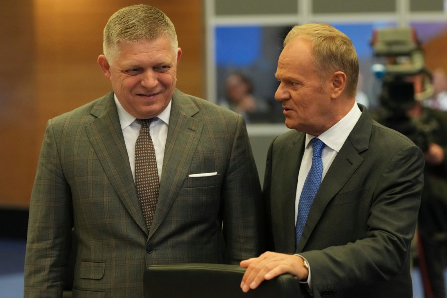 Poljski premijer se pred novinarima našalio na račun kolege: Namignuo dok je prolazio, pa se brzo opravdao