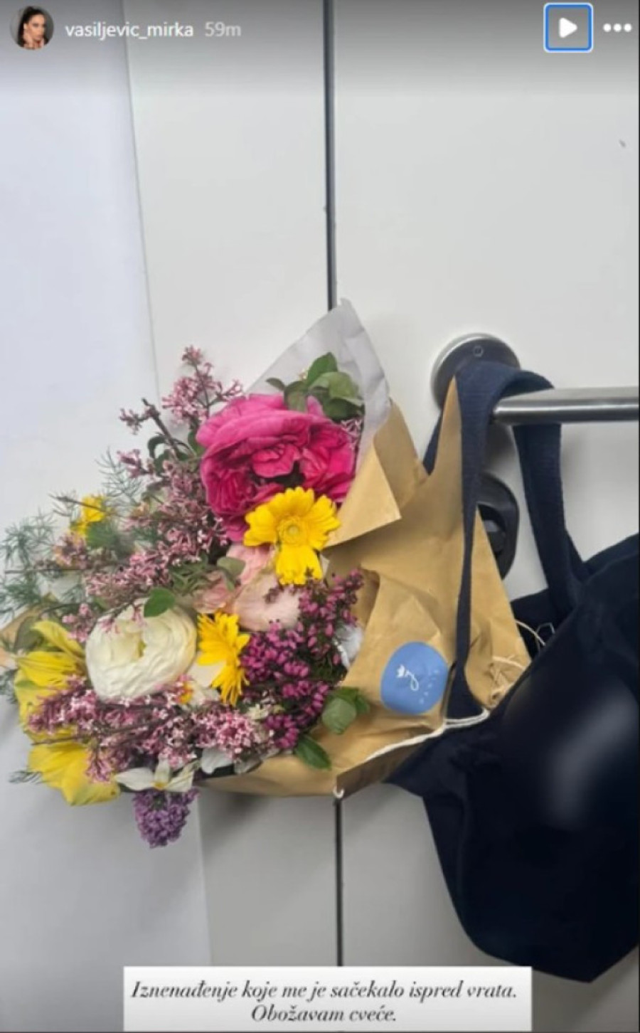 Ostavili joj poklon na vratima! Mirka Vasiljević pokazala iznenađenje koje je sve zaintrigiralo (FOTO)