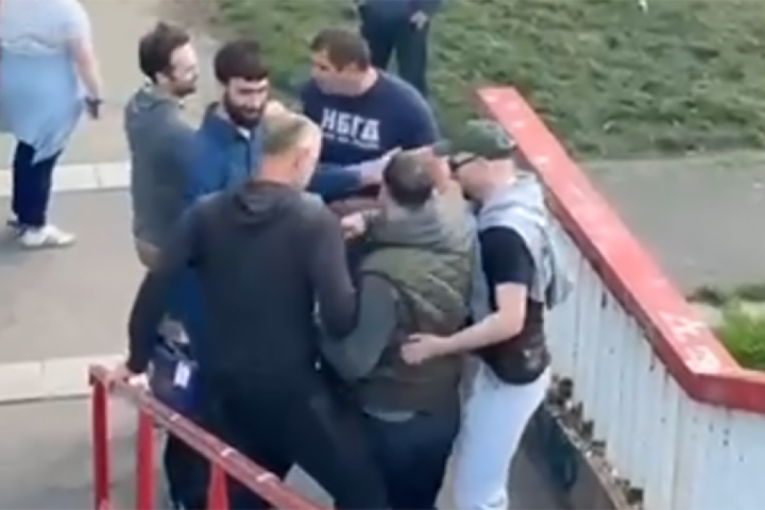 Šaka blokadera pravi haos po Zemunu: Dragan Jovanović pokušao da šutne jednog od simpatizera SNS? (FOTO/VIDEO)