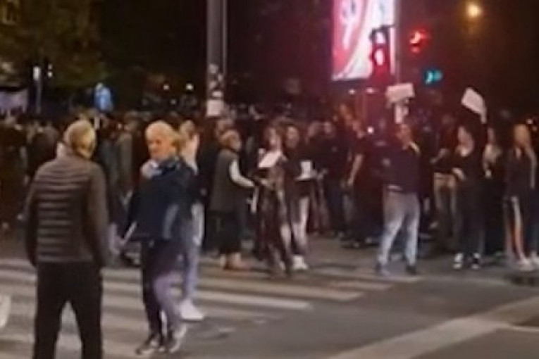 Šaka blokadera pravi haos po Zemunu: Dragan Jovanović pokušao da šutne jednog od simpatizera SNS? (FOTO/VIDEO)