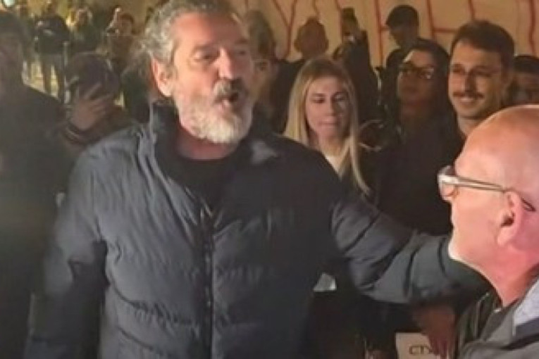 Šaka blokadera pravi haos po Zemunu: Dragan Jovanović pokušao da šutne jednog od simpatizera SNS? (FOTO/VIDEO)