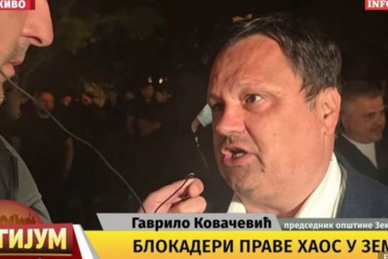 Šaka blokadera pravi haos po Zemunu: Dragan Jovanović pokušao da šutne jednog od simpatizera SNS? (FOTO/VIDEO)