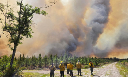 Paklene scene u Americi: Požar uništava sve pred sobom, vatrogasci nemoćni, ni najavljena kiša neće ga zaustaviti (VIDEO)