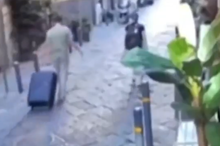 Dečak bacio statuetu s balkona i ubio turistkinju: Ima samo 13 godina, sud otkrio da su roditelji "znali da ima ovu naviku" (VIDEO)