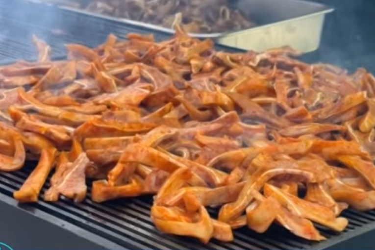 Komšijski specijalitet: Festival svinjskih ušiju okuplja hiljade ljubitelja delikatesa (VIDEO)