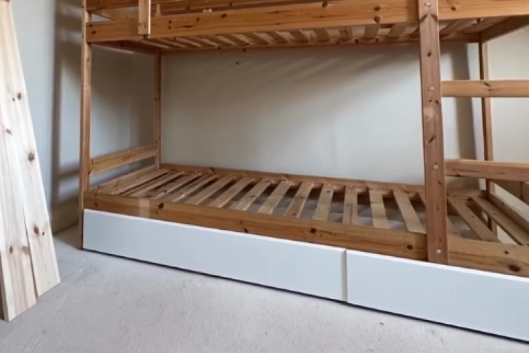 Snalažljiva mama je od starih kreveta kupljenih na Fejsbuku napravila čudo od dečije sobe (VIDEO)