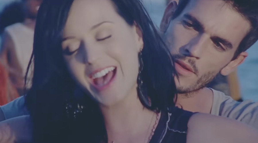 "Skinula mi je gaće pred svima i pokazivala moj polni organ": Maneken opleo po poznatoj pevačici!