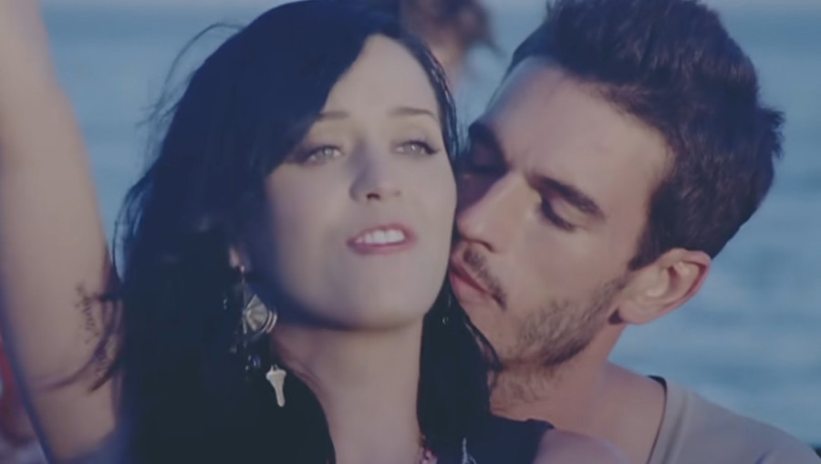 "Skinula mi je gaće pred svima i pokazivala moj polni organ": Maneken opleo po poznatoj pevačici!