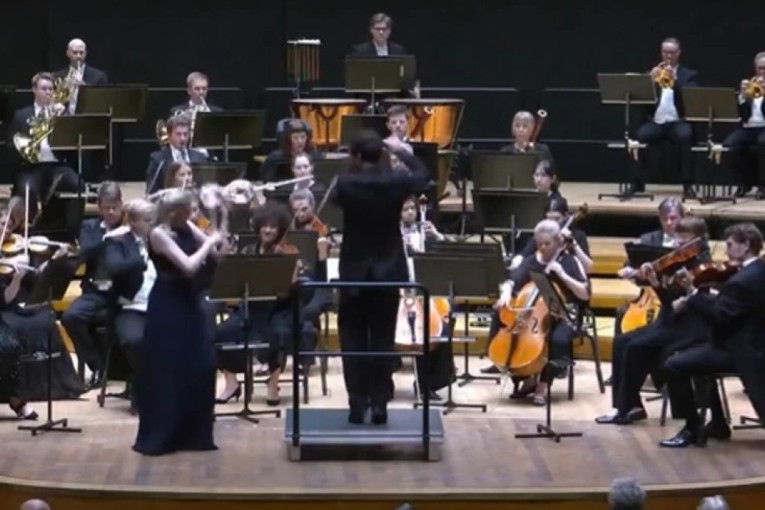 Incident koji je zaledio salu: Skupocena violina završila u vazduhu nakon dirigentovog pogrešnog poteza (FOTO)