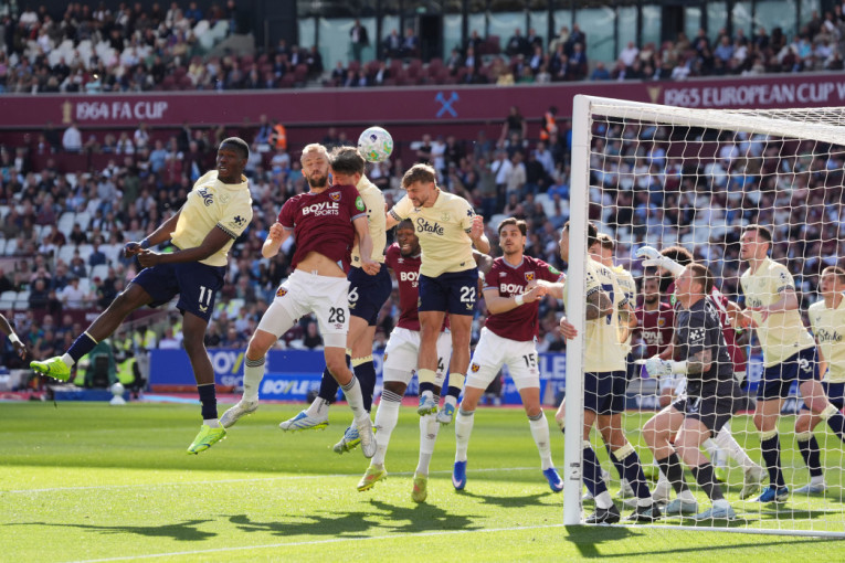 Arsenal se vratio na prvo mesto: Njukasl ih je propusno namučio, ali i nastavio seriju poraza (VIDEO)