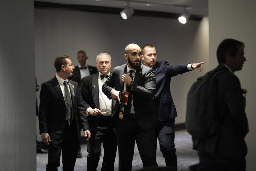 Šok snimci iz Vašingtona: Melanija prestravljena, Kirkova udovica u suzama, a gosti kradu vino i hranu sa stolova! (VIDEO)