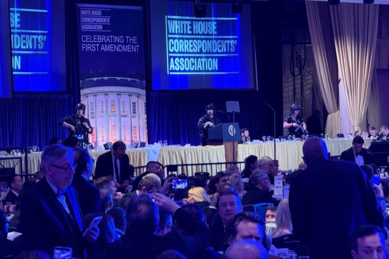 Šok snimci iz Vašingtona: Melanija prestravljena, a gosti kradu vino i hranu sa stolova tokom pucnjave (VIDEO)