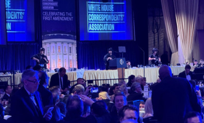 Šok snimci iz Vašingtona: Melanija prestravljena, Kirkova udovica u suzama, a gosti kradu vino i hranu sa stolova! (VIDEO)