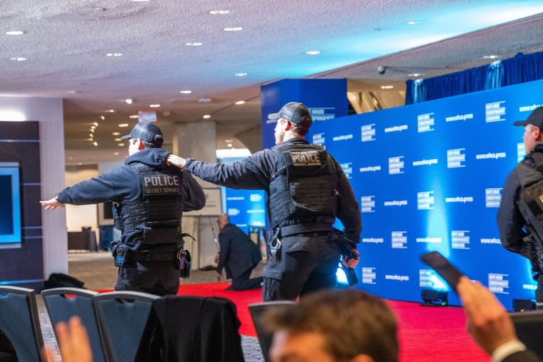 Šta je Melanija šapnula Trampu u sekundi haosa? Njena reakcija nakon pucnja obišla je svet (FOTO/VIDEO)