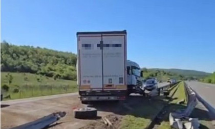 Kamion probio ogradu i prešao u suprotan smer! Haos na auto-putu!