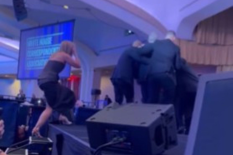 Šok na aerodromu u Grčkoj: Stepenice "popustile" pred novinarima! (VIDEO)