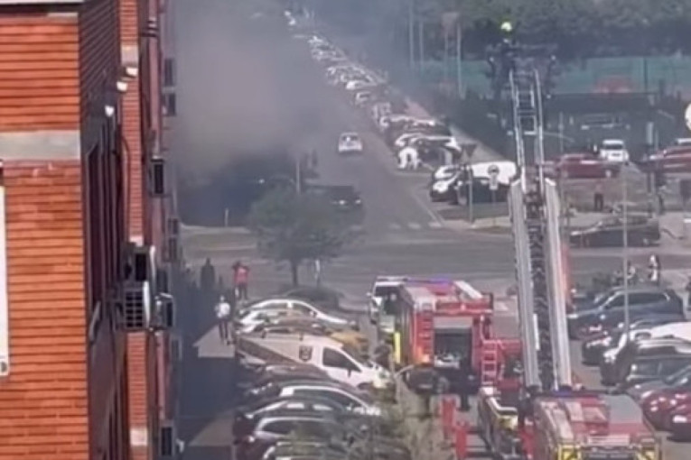 Pakao u Novom Sadu! Crni dim kulja iz stana, vatrogasci na terenu! (VIDEO)