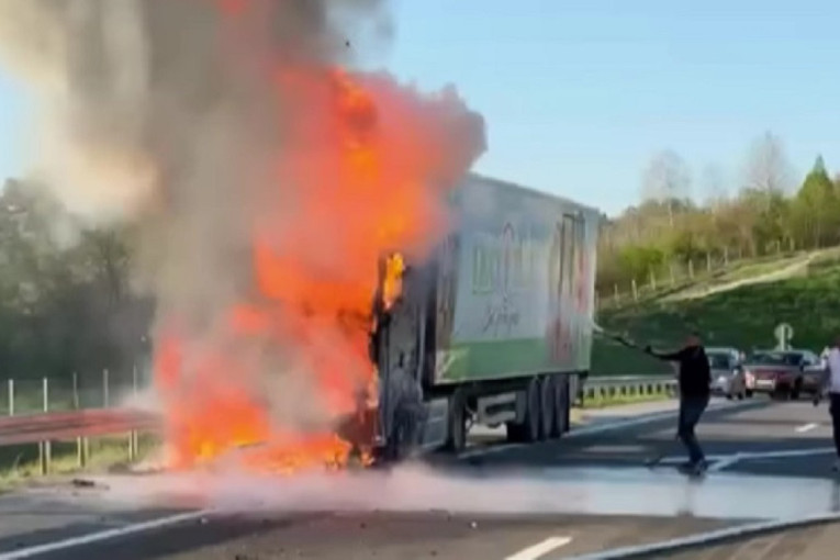 Drama na auto-putu Miloš Veliki: Kamion u plamenu, vozač pokušava da ugasi vatru (VIDEO)