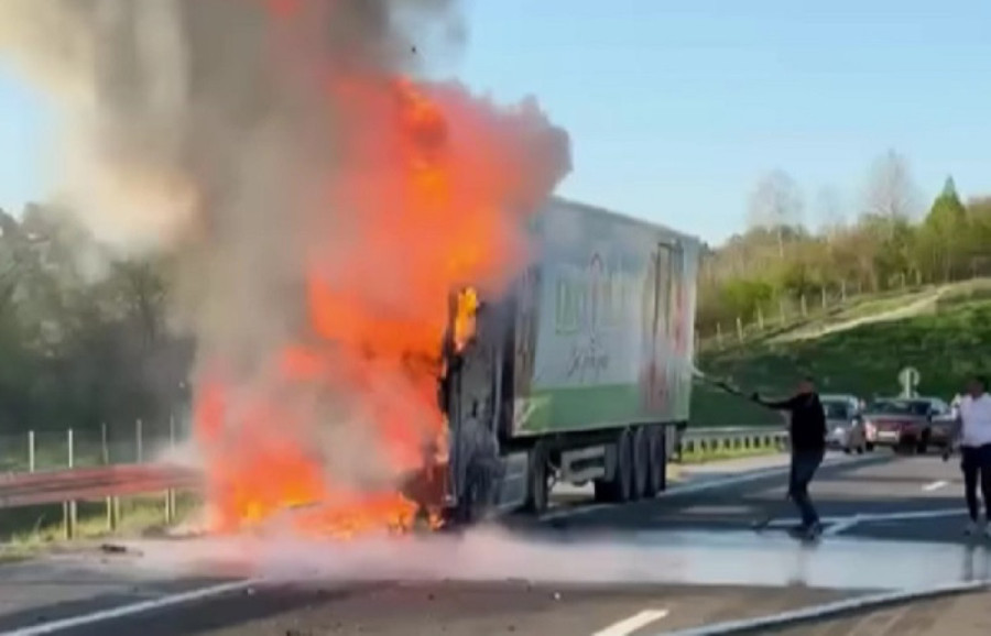 Katastrofa kod Aranđelovca: Šleperi smrskani u sudaru, saobraćaj u kolapsu! (FOTO)
