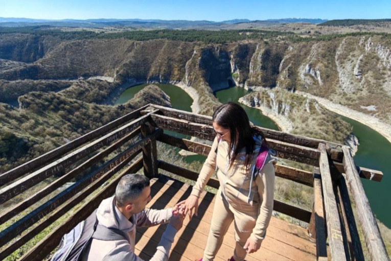 Zaprosio je na ivici litice! Scena sa Uvca raznežila sve – aplauz se orio vidikovcem!