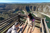 Zaprosio je na ivici litice! Scena sa Uvca raznežila sve – aplauz se orio vidikovcem!