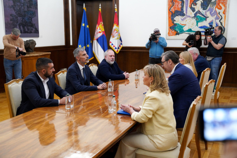 Završene konsultacije kod predsednika: Vučić razgovarao sa SPO i SRS!