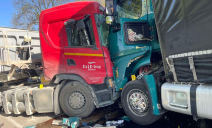 Katastrofa kod Aranđelovca: Šleperi smrskani u sudaru, saobraćaj u kolapsu! (FOTO)