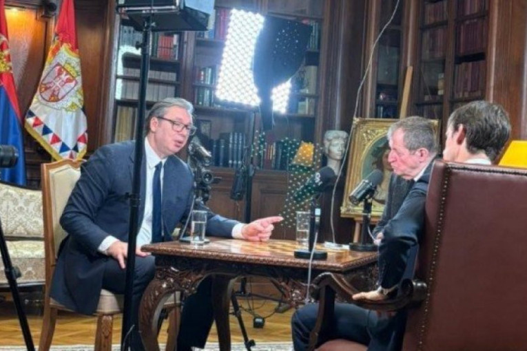 Sramota! Glavni ideolog blokadera građane nazvao prostitutkama: "Da bi Vučić imao ljude na mitingu, on ih plaća" (VIDEO)