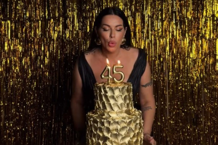 Gala proslava rođendana Seke Aleksić! Pomešala crnu i zlatnu, prekrstila se, pa oduvala svećice! (FOTO)